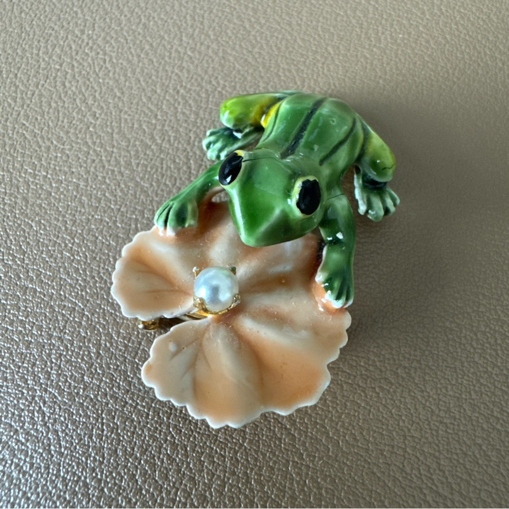 Vintage Original by Robert Enamel Frog w/Lily Pad & Pearl Brooch Pin - Picture 2 of 6